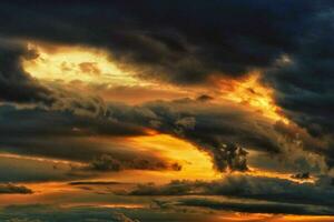 hermosa ver de un tierra y cielo - increíble cielo con nubes foto