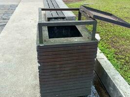 un basura caja en el parque con único diseño foto