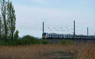 maravilloso bajo ángulo ver de tren y pistas paso mediante un campo cerca a Bedford ciudad de Inglaterra Reino Unido, capturado en abril 22, 2023 foto