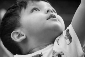 hermosa cerca arriba retrato de un asiático pakistaní bebé chico llamado ahmed mustafain haider es posando a hogar jardín a Santo agustín Cra lutón, Inglaterra Reino Unido. imagen estaba capturado en abril 03, 2023. foto
