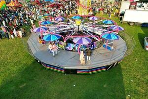 alto ángulo imágenes de público parque de atracciones retenida a lewsey público parque de lutón con gratis acceso para musulmán comunidad en islámico santo eid festival día. capturado con drones cámara en junio 29, 2023 foto