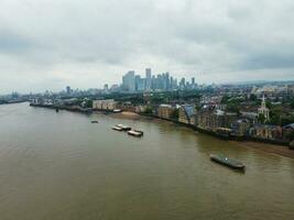 alto ángulo ver de río Támesis a Londres puente, central Londres capital ciudad de Inglaterra genial Bretaña Reino Unido, más atractivo turista atracción sitio capturado en junio 08, 2023 foto