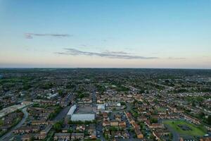 alto ángulo imágenes de central ciudad y residencial distrito con calle y la carretera a del Norte lutón ciudad de Inglaterra Reino Unido estaba capturado durante puesta de sol con drones cámara de mayo 15, 2023. foto