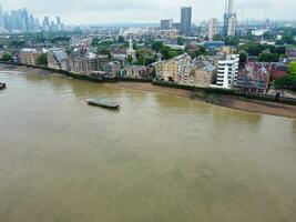 alto ángulo ver de río Támesis a Londres puente, central Londres capital ciudad de Inglaterra genial Bretaña Reino Unido, más atractivo turista atracción sitio capturado en junio 08, 2023 foto