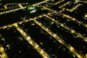 alto ángulo imágenes de central lutón ciudad de Inglaterra durante noche. iluminado ciudad centrar estaba capturado con drones cámara en julio 8vo 2023 durante medio noche foto