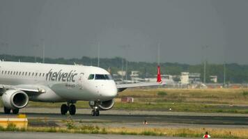 frankfurt am huvud, Tyskland juli 19, 2017 - helvetisk luftvägarna embraer erj 190 hb jvo taxning innan avresa på bana 18. fraport, frankfurt, Tyskland video