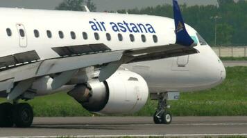 almaty, Kazajstán mayo 4, 2019 - aire astana abrazador mi 190lr p4 kce, desacelerando abajo, almaty internacional aeropuerto, Kazajstán video