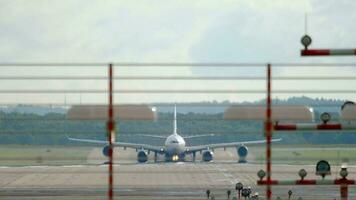 fuselaje ancho chorro avión acelerar antes de partida. dusseldorf aeropuerto video