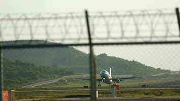 Phuket, Tailandia novembre 27, 2015 - airbus a320 di bangkokair parte a partire dal Phuket internazionale aeroporto video