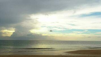 das Flugzeug ist Annäherung zum Landung beim Phuket Flughafen Über das Meer. Flugzeug Landung von das Meer. video