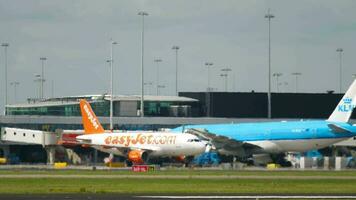 amsterdam, de nederländerna juli 27, 2017 - easyjet flygbuss a319 taxning och klm kunglig dutch flygbolag boeing 777 på service, schiphol flygplats, amsterdam, holland video