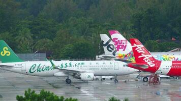 Phuket, Thaïlande novembre 28, 2019 - printemps compagnies aériennes Airbus a320 remorque une tracteur dans pluvieux temps, phuket international aéroport. video