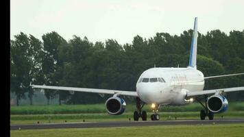 amsterdam, das Niederlande Juli 25, 2017 - - klein Planet Airbus a320 ly Spa rollen Vor Abfahrt beim Polderbaan 36 l, Schiffshol Flughafen, amsterdam, Holland video