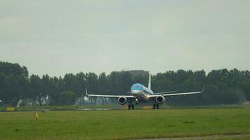 Ámsterdam, el Países Bajos julio 25, 2017 - klm saltamontes abrazador 190 ph ezr salida a pista 36l polderbaan. barco aeropuerto, Ámsterdam, Holanda video