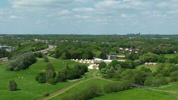 antenn se av caldecotte sjö av milton keynes stad av England Storbritannien, antal fot var fångad på Maj 23d, 2023 video