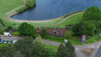 aéreo Visão do caldecote lago do Milton keynes cidade do Inglaterra Reino Unido, cenas estava capturado em pode 23d, 2023 video