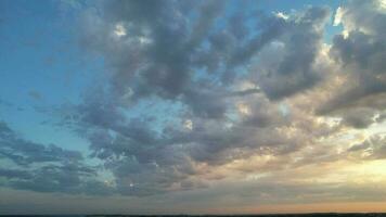 hoch Winkel Aussicht von Luton Stadt von England während Sonnenaufgang mit dramatisch Wolken Über Blau Himmel. Bild war gefangen mit Drohnen Kamera auf Juli 8., 2023 video