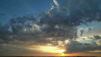 Alto ângulo Visão do luton cidade do Inglaterra durante nascer do sol com dramático nuvens sobre azul céu. imagem estava capturado com drones Câmera em Julho 8º, 2023 video