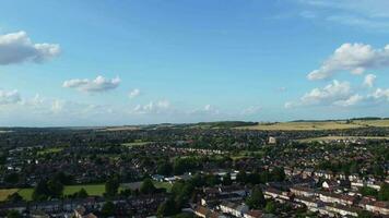 aéreo Visão do residencial distrito e real Estado casas com rua às luton Cidade do Inglaterra Reino Unido. cenas estava capturado com drones Câmera em Julho 9º, 2023 video