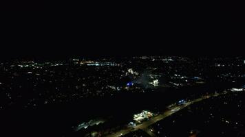 haute angle métrage de central luton ville de Angleterre pendant nuit. illuminé ville centre a été capturé avec drone caméra sur juillet 9e 2023 pendant nuit video