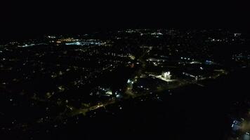 alto ángulo imágenes de central lutón ciudad de Inglaterra durante noche. iluminado ciudad centrar estaba capturado con drones cámara en julio Noveno 2023 durante noche video