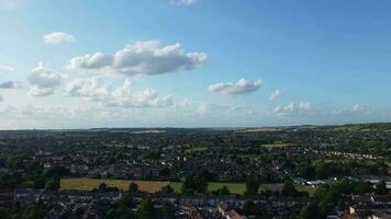 aérien vue de Résidentiel district et réel biens maisons avec rue à luton ville de Angleterre Royaume-Uni. métrage a été capturé avec drone caméra sur juillet 9ème, 2023 video