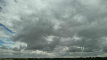 Alto ângulo cenas do nuvens e céu sobre a luton cidade do Inglaterra Reino Unido durante pôr do sol. Julho , 2023 video