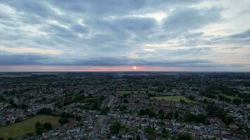 hoch Winkel Aufnahmen von Wolken und Himmel Über das Luton Stadt von England Vereinigtes Königreich während Sonnenuntergang. Juli , 2023 video