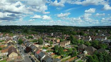 hög vinkel antal fot av luton stad av England Storbritannien under molnig dag. juli 17:e, 2023 video