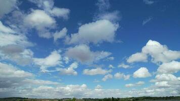 hoch Winkel Aussicht von schnell ziehen um dramatisch Wolken und Himmel Über das Luton Stadt von England Vereinigtes Königreich video