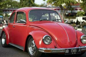 yogyakarta, 25 septiembre 2022, un elegante rojo vw clásico coche. clásico Volkswagen coche foto