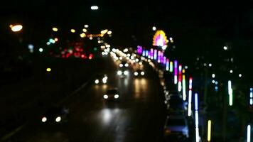 borrão noite colorida luz do tráfego e veículo em a Principal estrada dentro local budista têmpora festival video