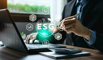 esg ambiente social gobernancia inversión concepto. empresario utilizando computadora a analizar inversión esg. estrategia ese considera el ambiental, empresa carbón labor prácticas, sustentabilidad foto