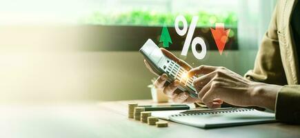 Investors calculate variable interest rates according to benchmarks. Offers flexibility but carries risk. market conditions is crucial for effective financial management. financial business strategy photo