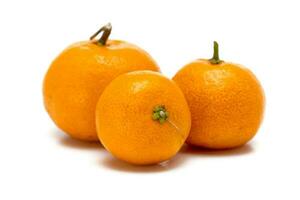 naranja aislado. Shantang naranja en blanco. Shantang birmano naranja en blanco antecedentes. foto