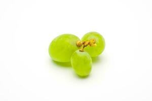 verde uvas aislado. realista verde uvas en un blanco antecedentes. foto