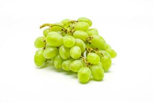 verde uvas aislado. realista verde uvas en un blanco antecedentes. foto