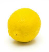 limón aislado. realista limón en un blanco antecedentes. foto