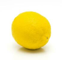 limón aislado. realista limón en un blanco antecedentes. foto