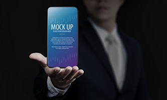 bedrijf Mens Holding smartphone scherm mock-up psd