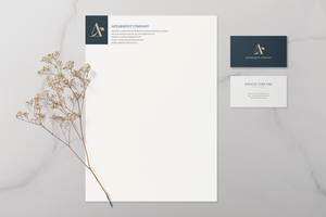 bedrijf kaart en schrijfbehoeften mockup met droog bloemen psd