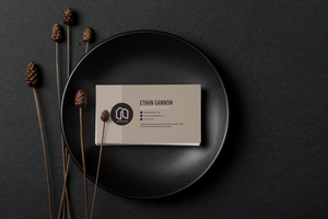 Minimal business card mockup on black plate psd