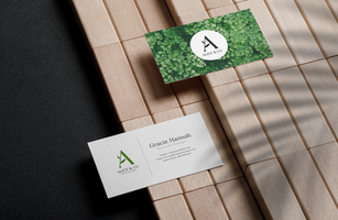 Minimal business card mockup with wooden block psd