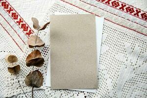 de moda valores papelería antecedentes - un blanco mapa y ramitas de trigo orejas en un blanco mesa. romántico antecedentes. blanco para un invitación tarjeta. foto