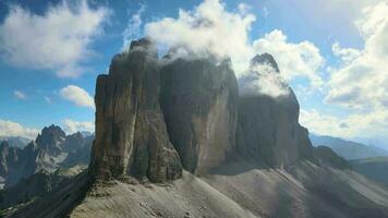 le coucher du soleil à tre cime di lavaredo montagnes video