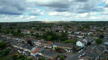 hög vinkel antal fot av luton stad av England Storbritannien under molnig dag. juli 17:e, 2023 video