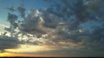 Alto ângulo Visão do luton cidade do Inglaterra durante nascer do sol com dramático nuvens sobre azul céu. imagem estava capturado com drones Câmera em Julho 8º, 2023 video