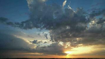 hoch Winkel Aussicht von Luton Stadt von England während Sonnenaufgang mit dramatisch Wolken Über Blau Himmel. Bild war gefangen mit Drohnen Kamera auf Juli 8., 2023 video