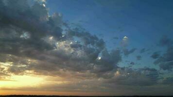 haute angle vue de luton ville de Angleterre pendant lever du soleil avec dramatique des nuages plus de bleu ciel. image a été capturé avec drone caméra sur juillet 8ème, 2023 video