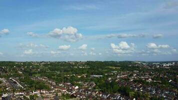 aéreo Visão do residencial distrito e real Estado casas com rua às luton Cidade do Inglaterra Reino Unido. cenas estava capturado com drones Câmera em Julho 9º, 2023 video